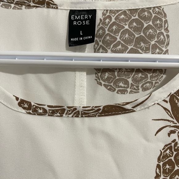 Pineapple print silky cap sleeve top. - Picture 3 of 4